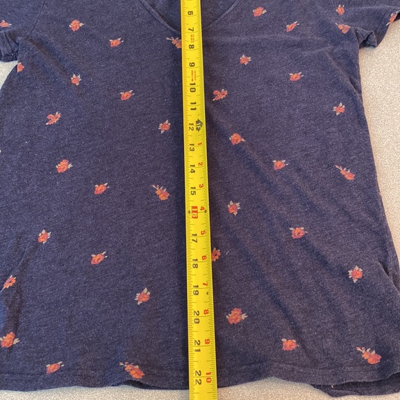 Merona - deep v-neck ladies tee. Size M - Picture 8 of 8